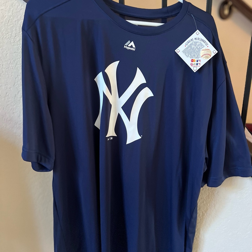 Majestic NWT Men’s Blue Yankees T-Shirt